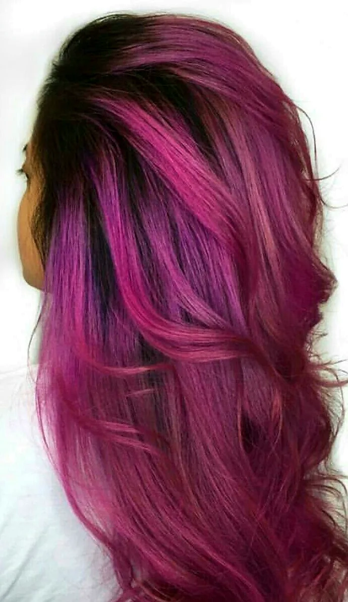 Розовый на темных волосах
