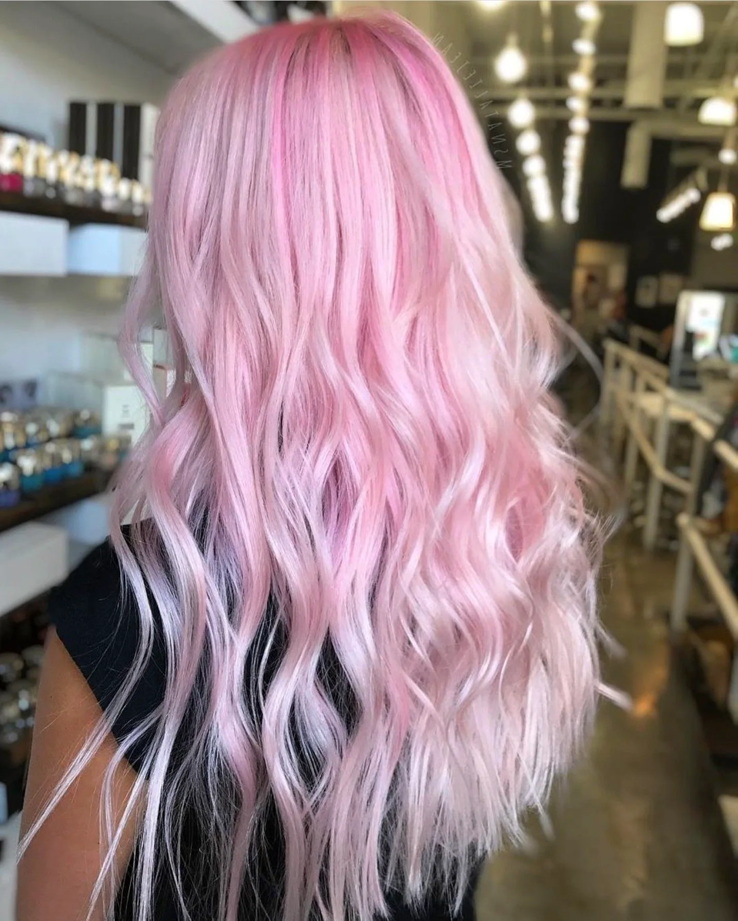 Розовый оттенок волос