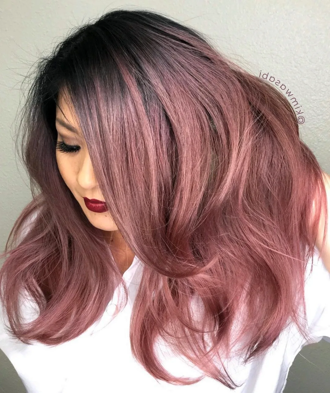 Розовый оттенок волос в темных волосах