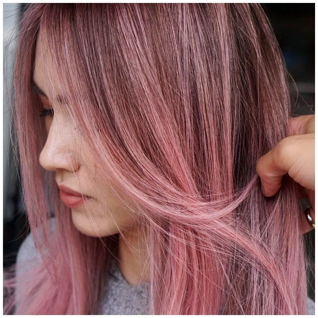 Розовый тоник на русых волосах