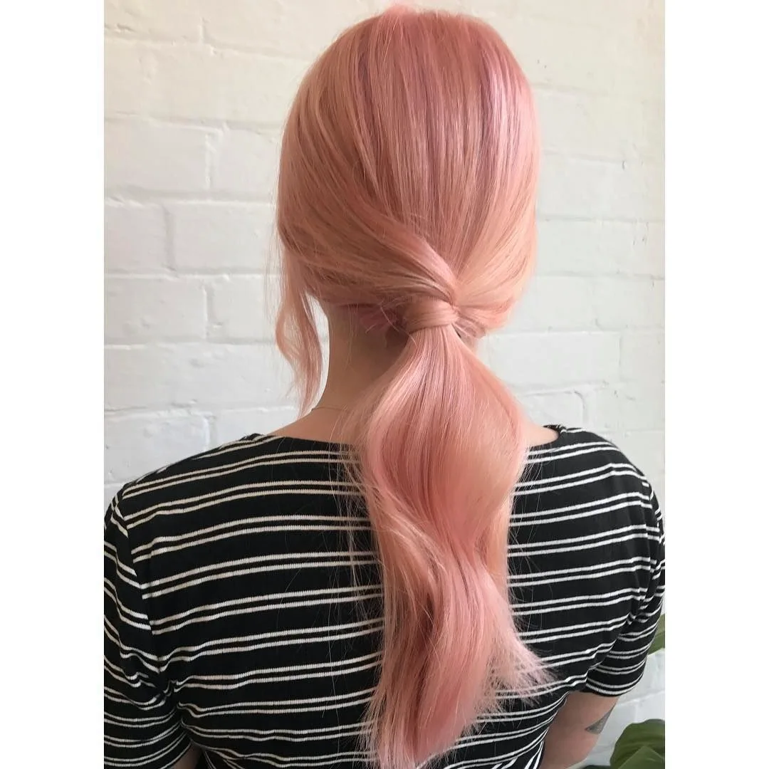 Розовый затылок на волосах