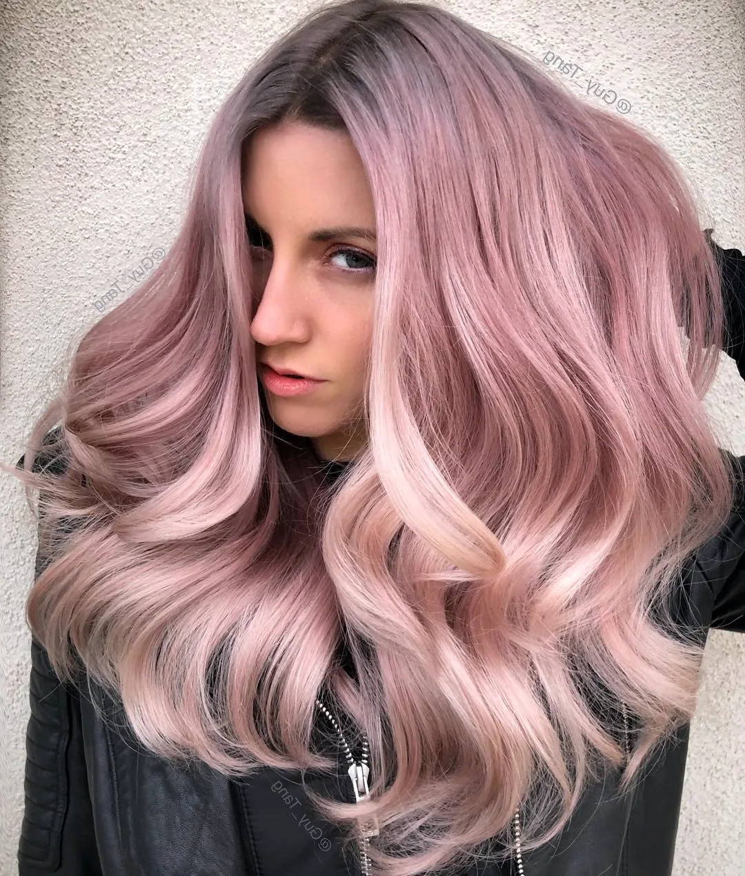 Русые волосы с розовым отливом