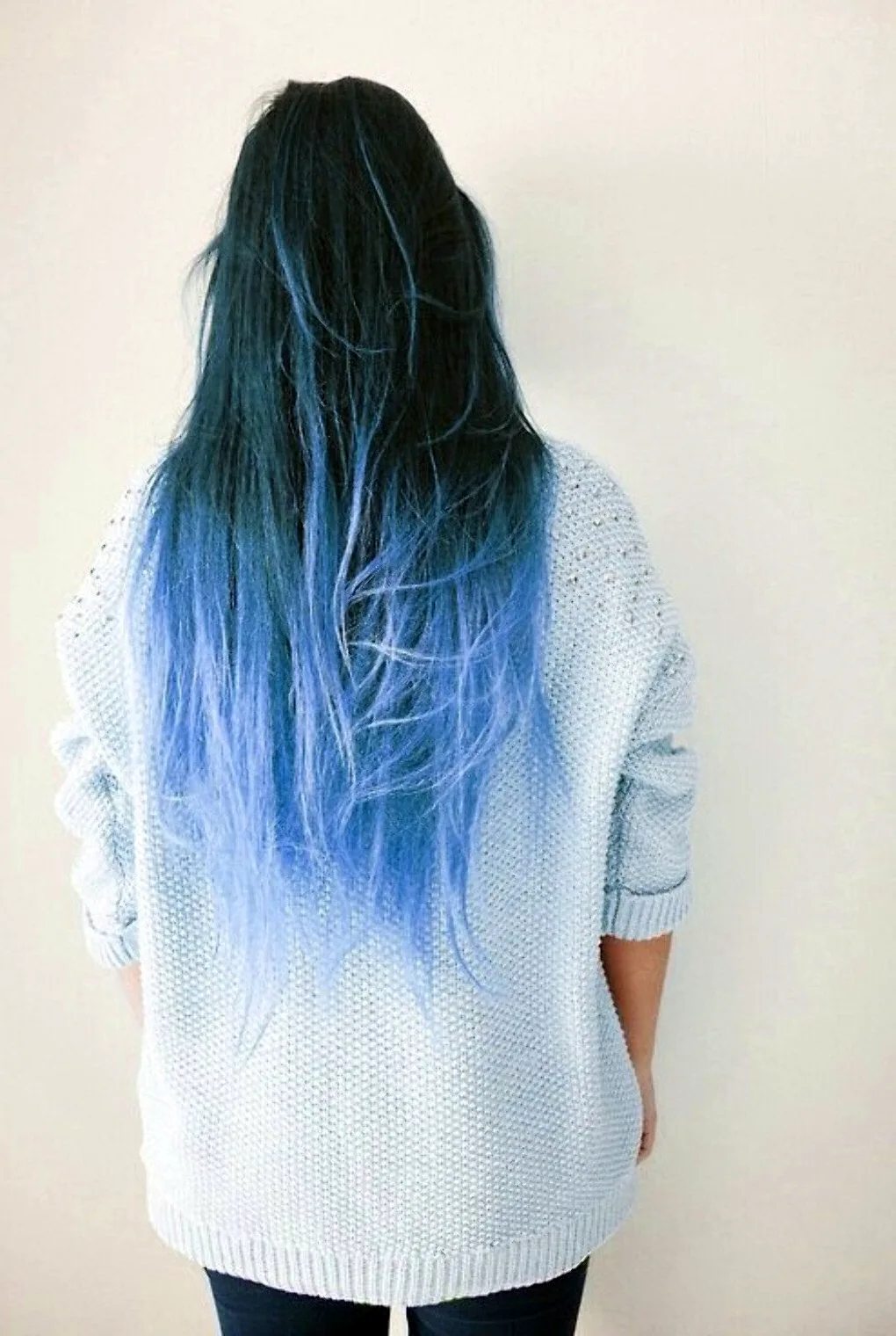 Русые волосы с синими кончиками