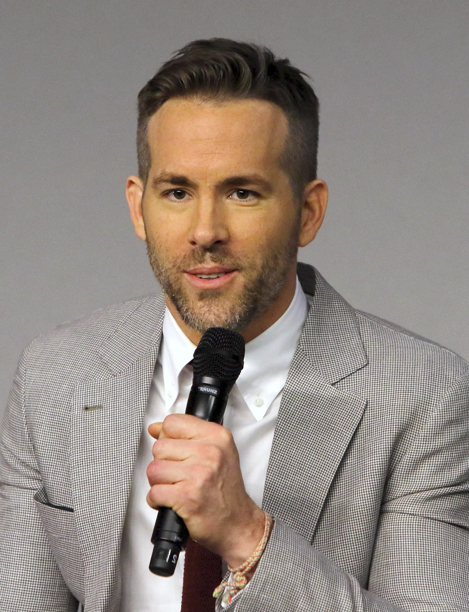 Ryan Reynolds прическа конференция