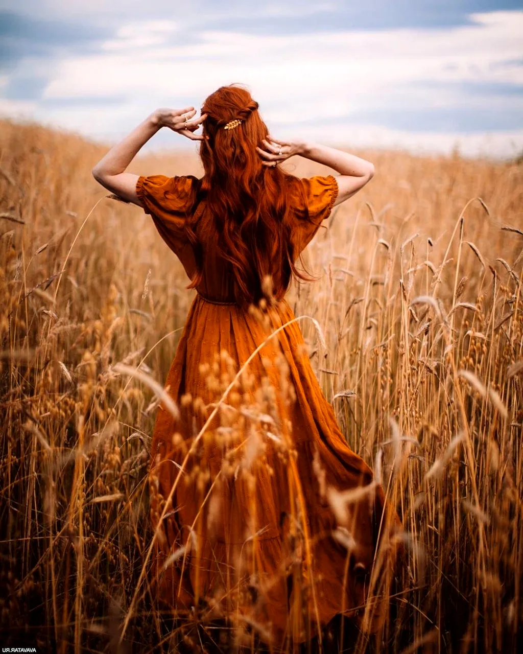 Рыжая девочка в поле