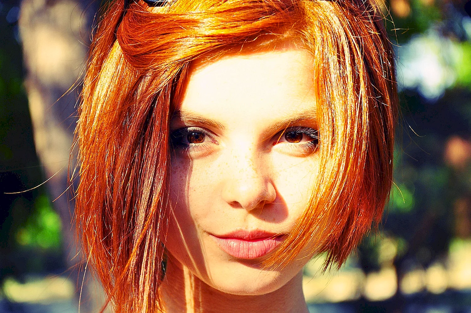 Рыжая девушка с короткими волосами