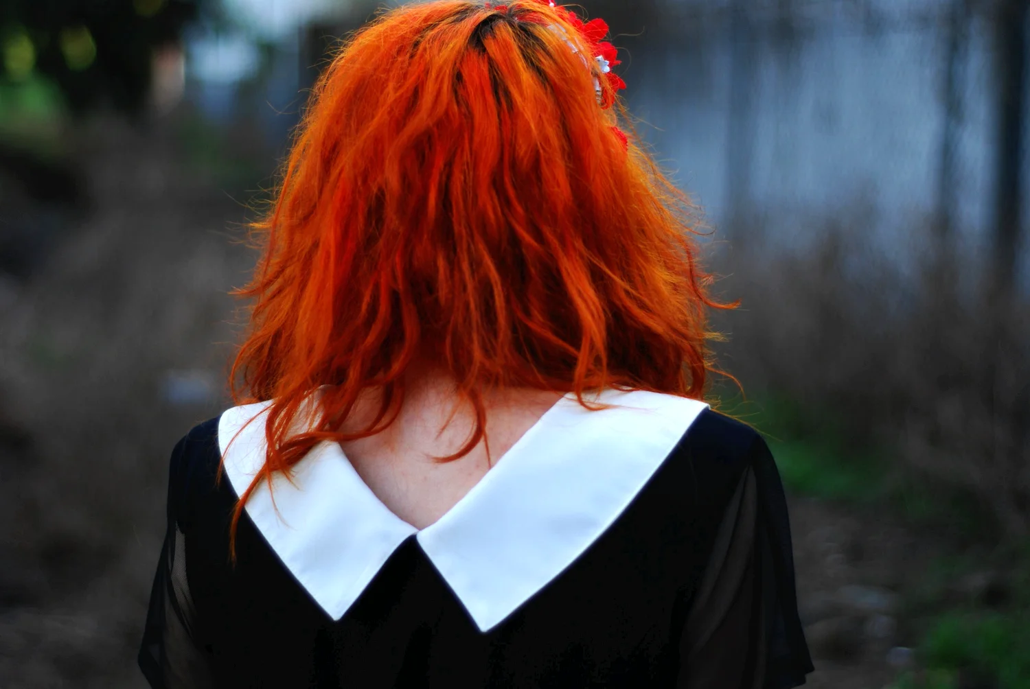 Рыжая девушка с волосами до плеч