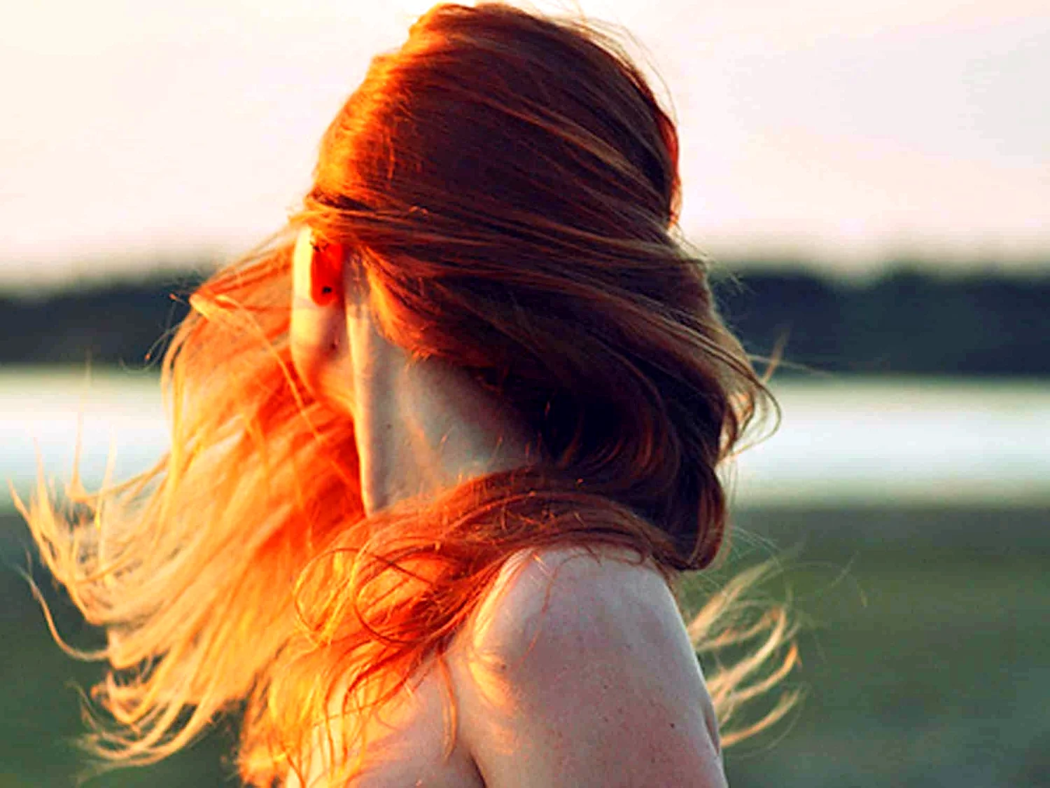 Девушка с рыжими волосами со спины (36 фото)