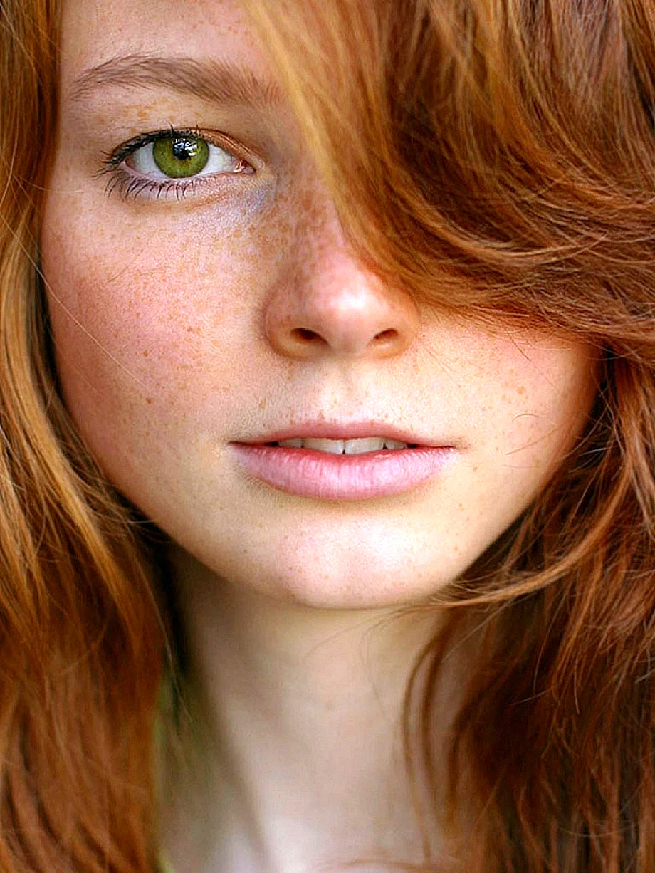 Рыжие девушки с зелеными глазами