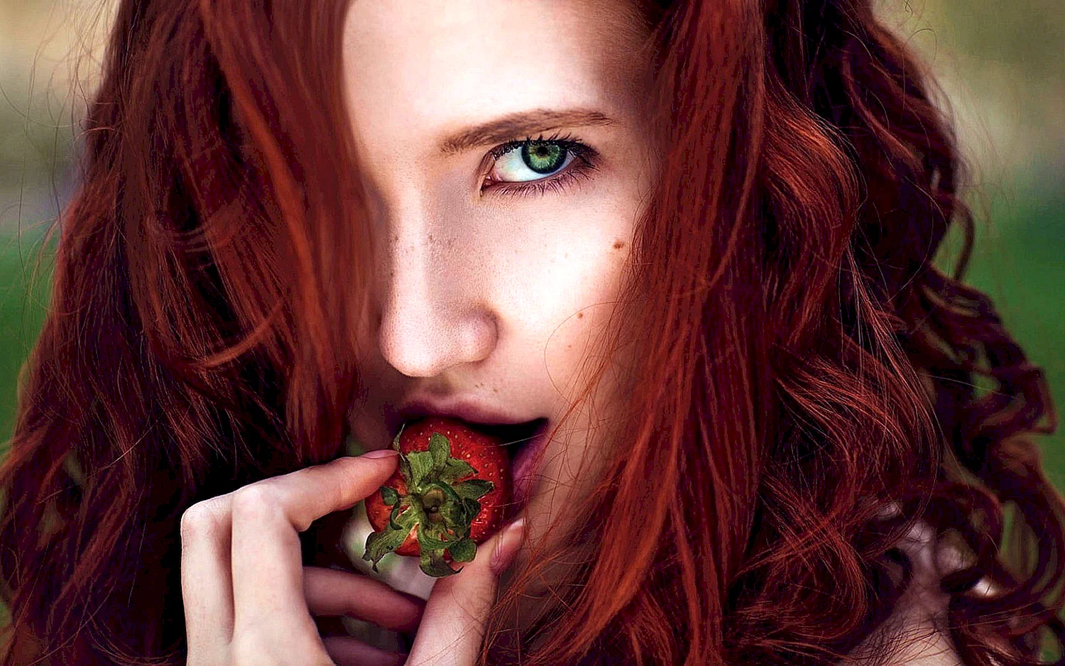 Рыжие девушки с зелеными глазами