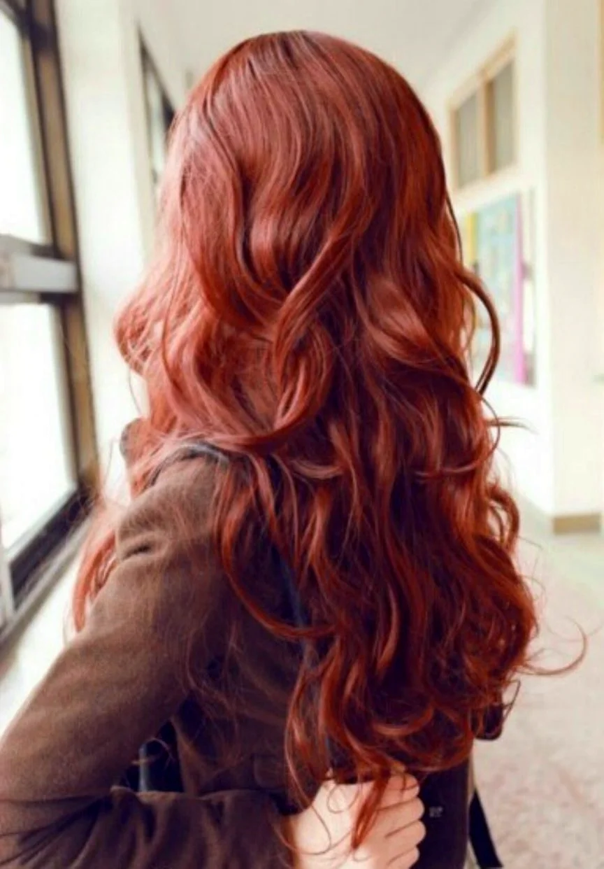 Рыжие длинные волосы со спины волнистые
