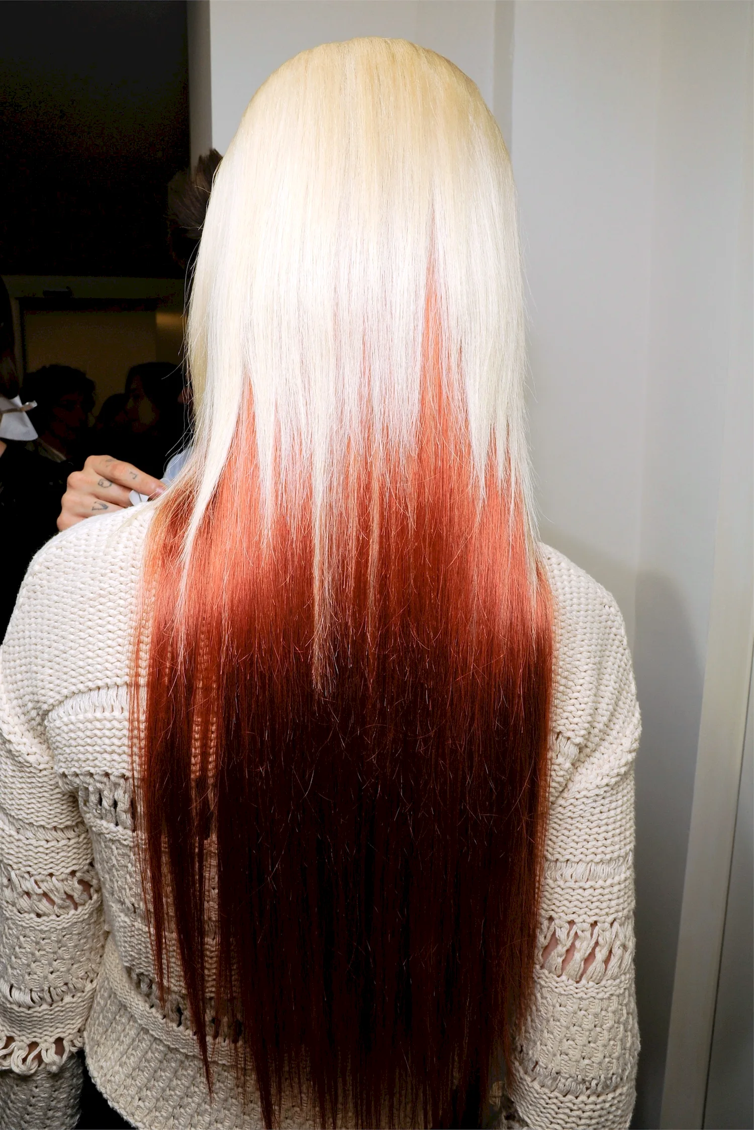 Рыжие волосы с белыми кончиками