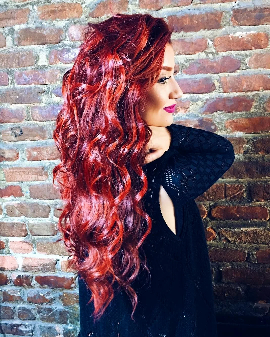 Рыжие волосы с разноцветными прядями