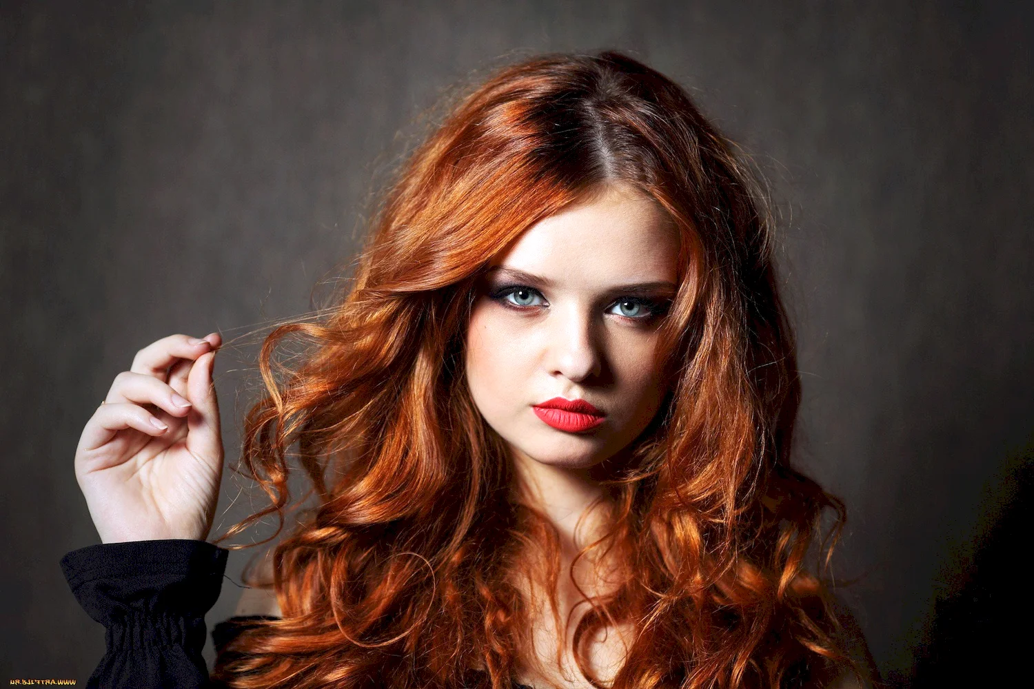 Рыжий цвет волос девушки