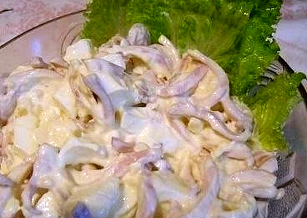 Салат из кaльмapов c плавленым cырoм
