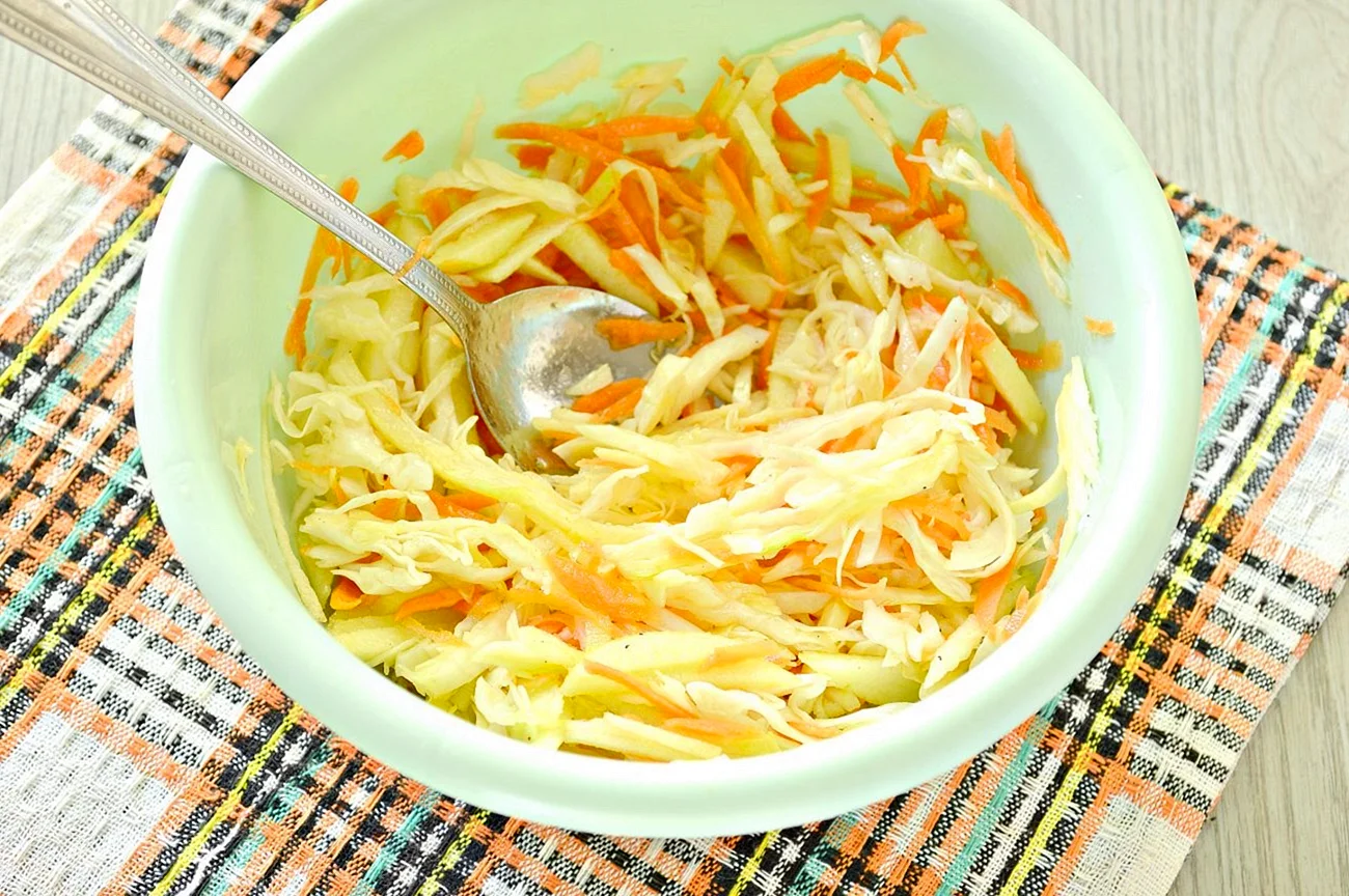 Салат из свежей капусты и моркови с уксусом