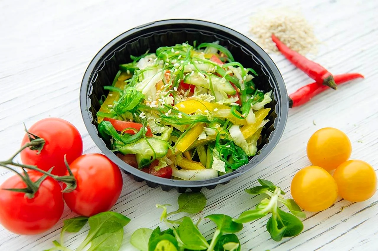 Салат с чукой и овощами