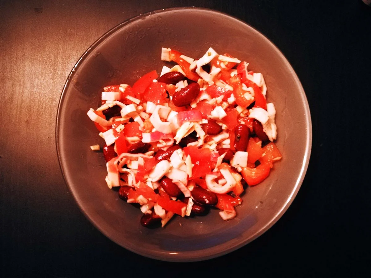 Салат с фасолью и крабовыми палочками и помидорами