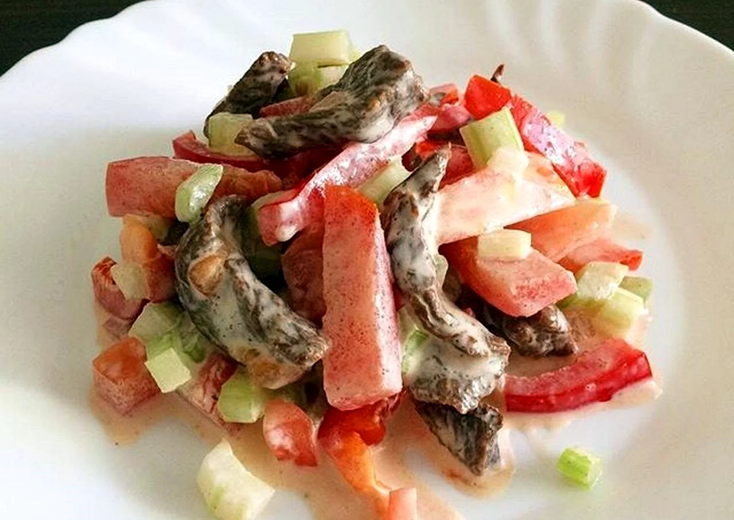 Салат с говядиной и помидорами