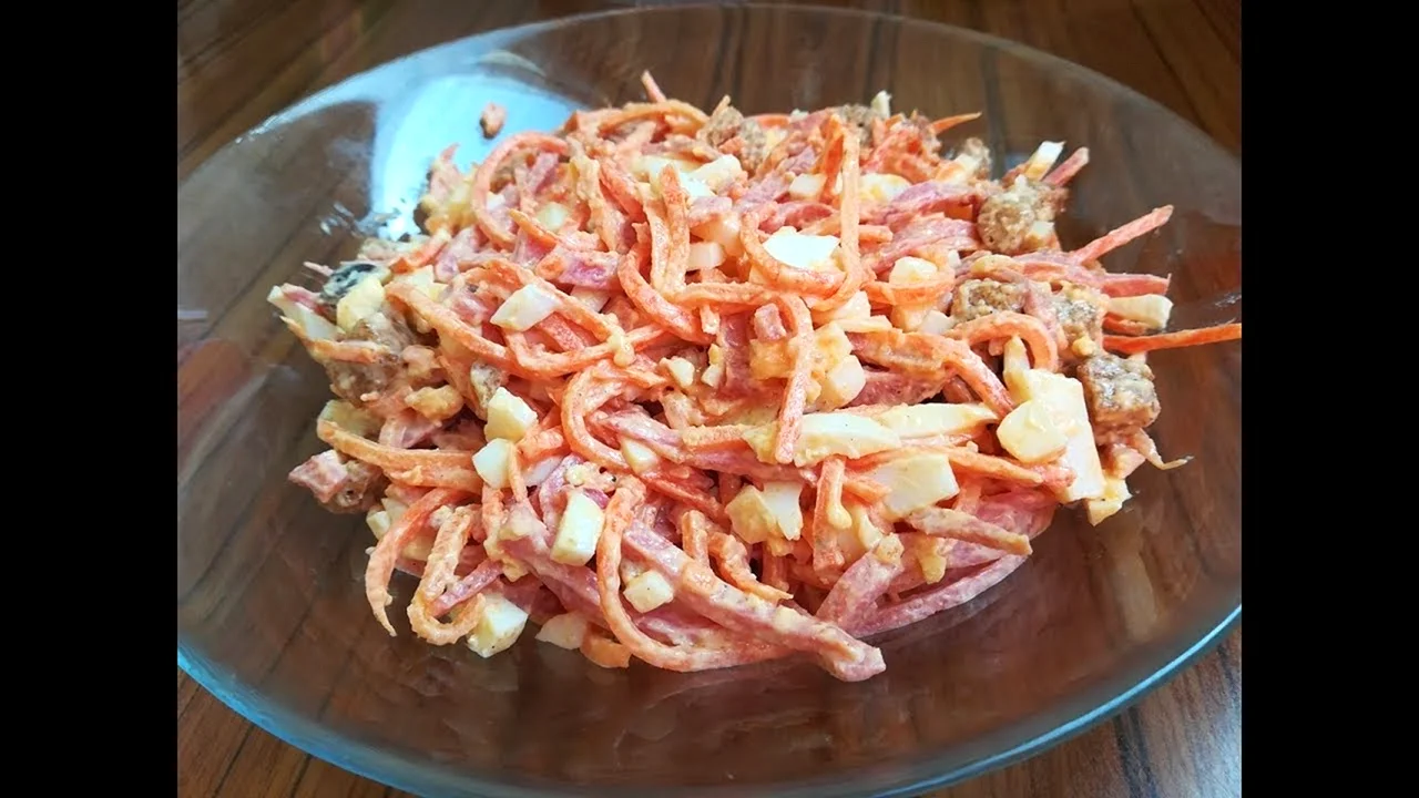 Салат с колбасой и морковью по-корейски с кукурузой