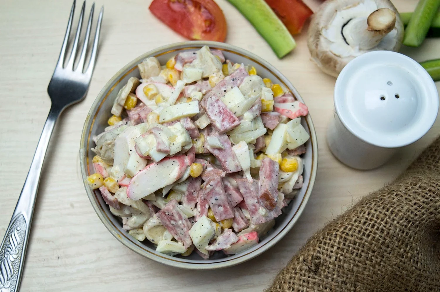 Салат с крабовыми палочками и кукурузой и колбасой копченой