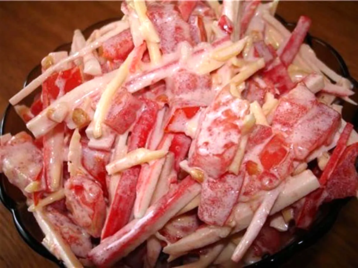 Салат с крабовыми палочками и помидорами и чесноком