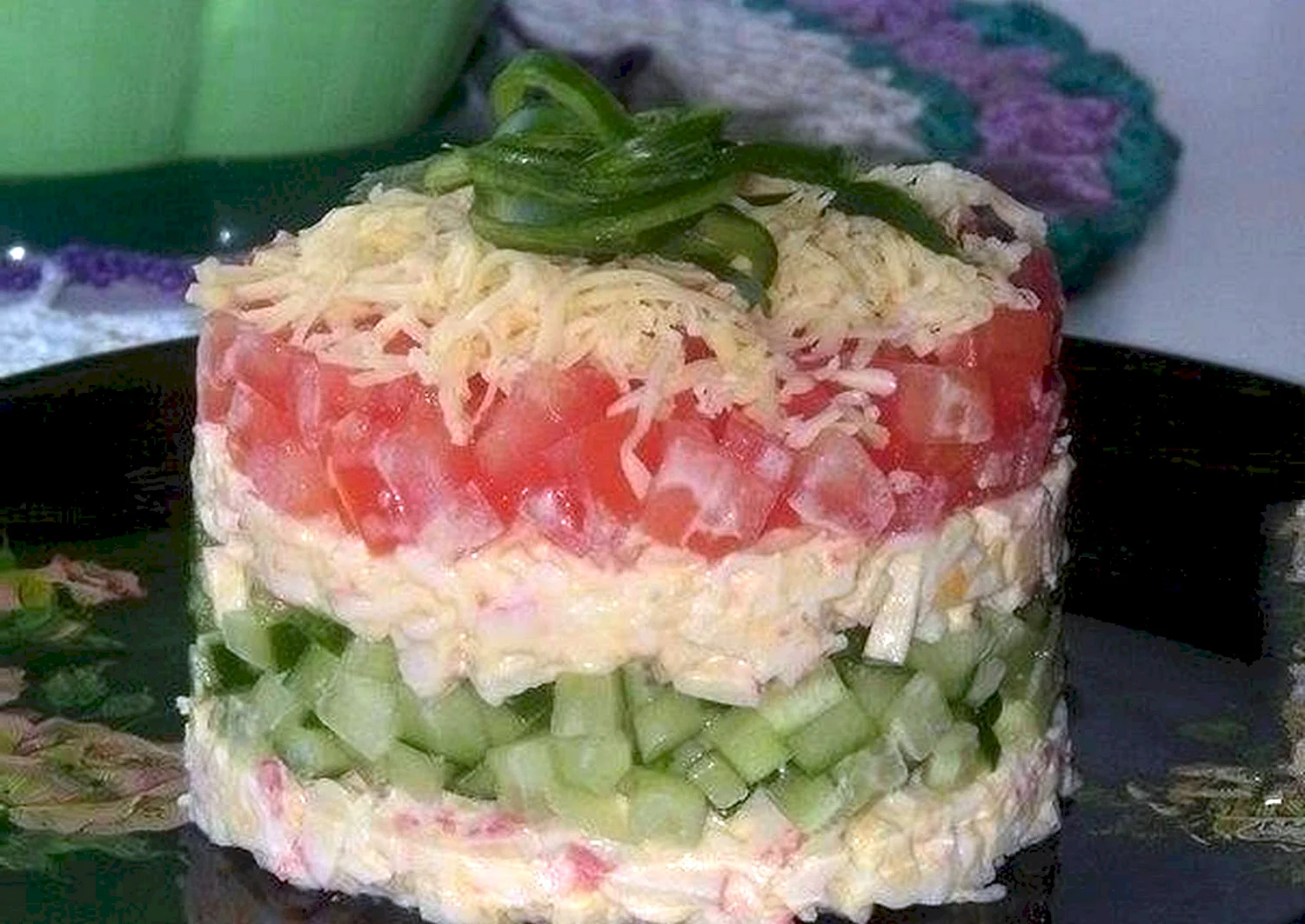 Салат с крабовыми палочками и помидорами и огурцами