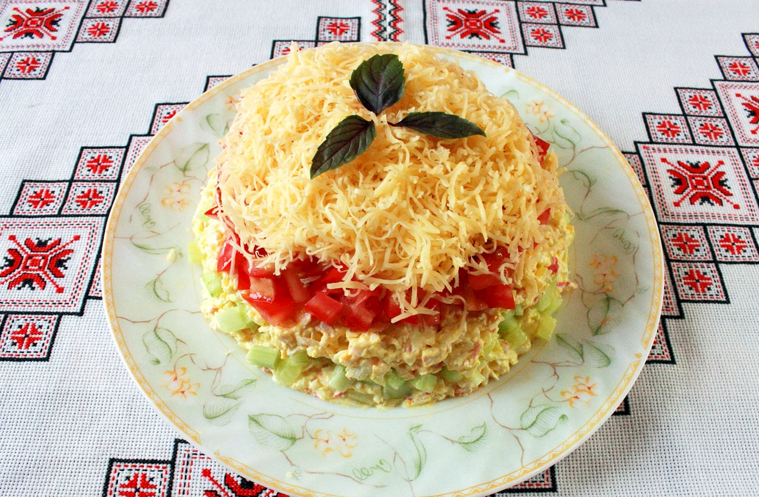 Салат с крабовыми палочками и помидорами и сыром