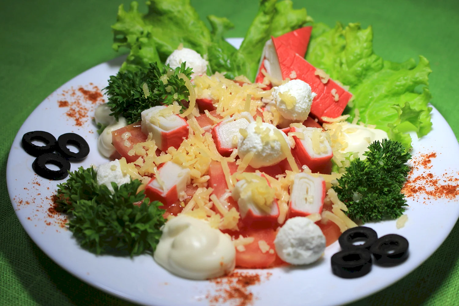 Салат с крабовыми палочками и помидорами и сыром