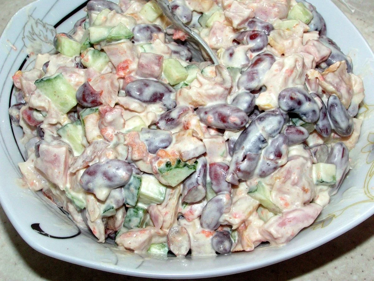 Салат с красной фасолью и копченой курицей и сухариками