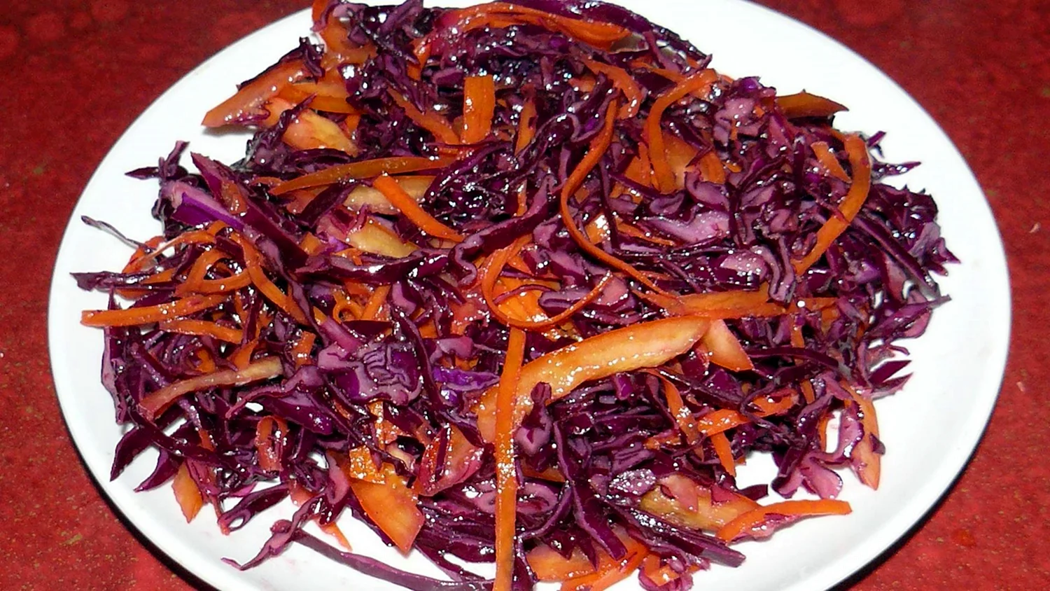 Салат с краснокочанной капустой, морковью перцем