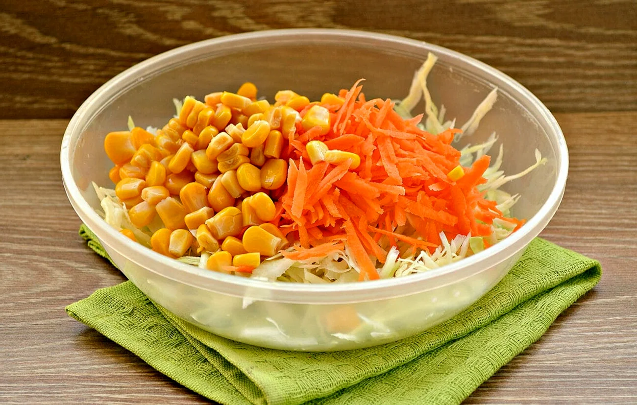 Салат с морковью и кукурузой