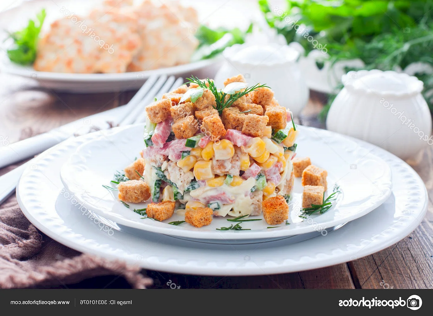 Салат с сухариками и кукурузой и колбасой