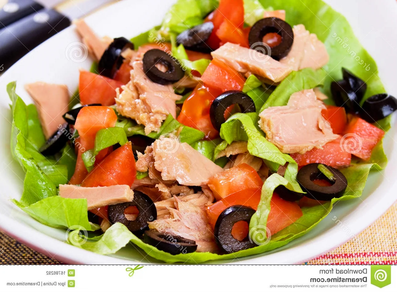 Салат с тунцом оливками помидорами