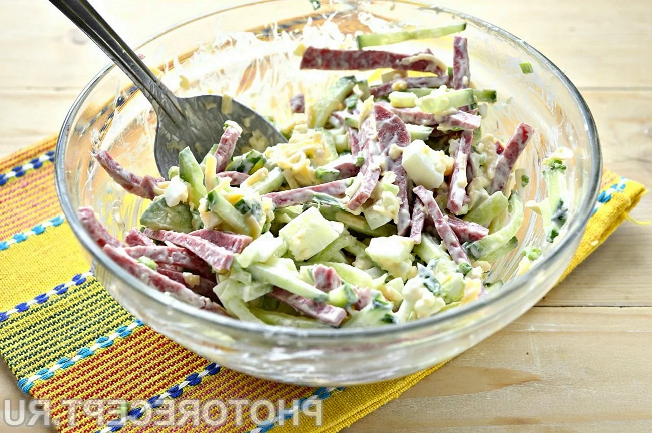 Салат соломка с копченой колбасой и огурцом