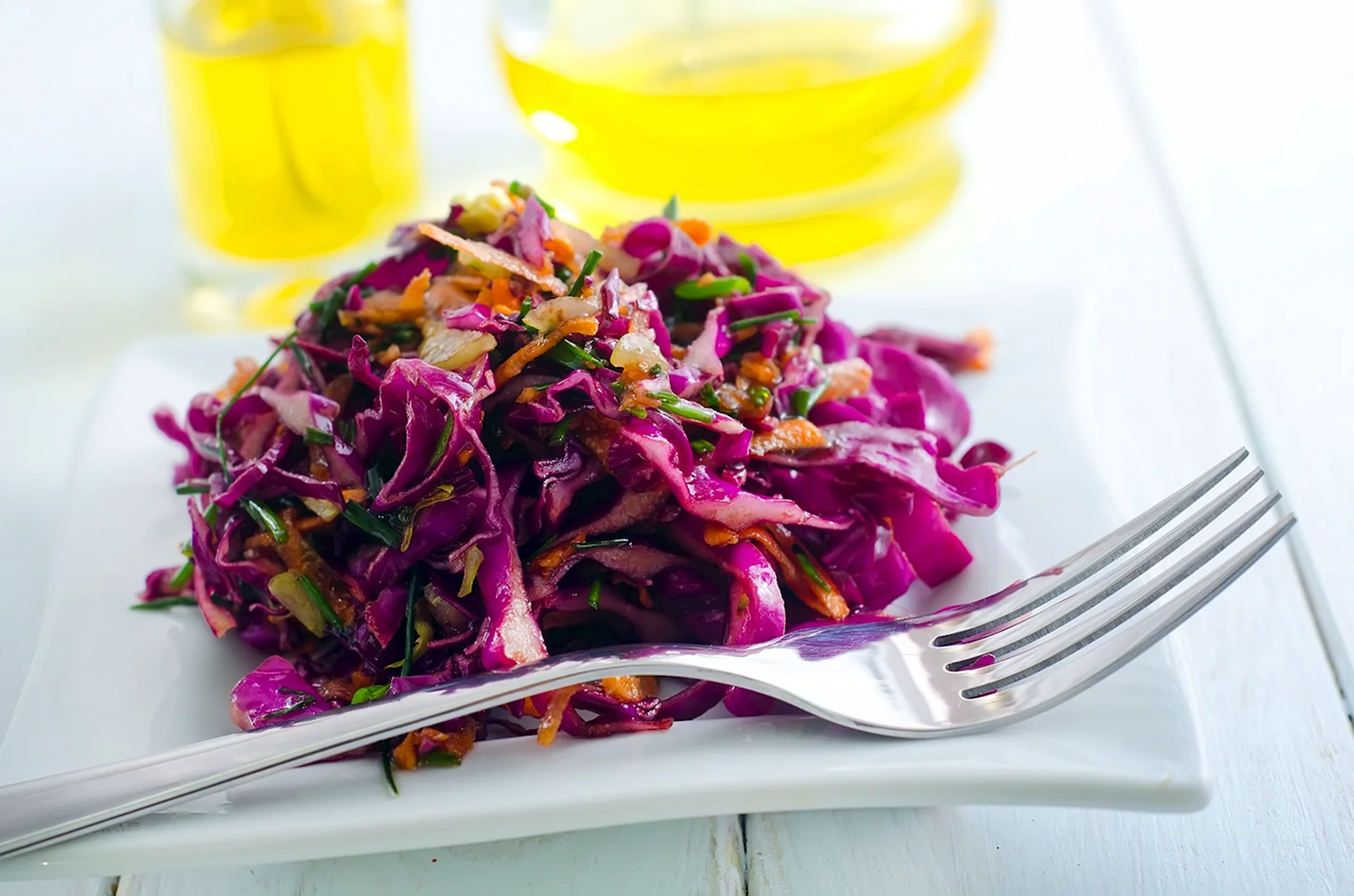 Салат витаминный из красной капусты