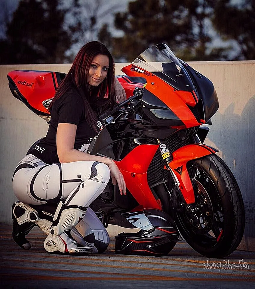 Самые красивые девушки с мотоциклами