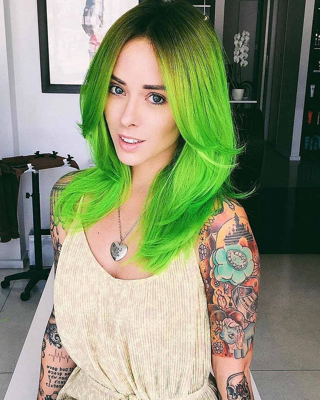 Сара Кобо с зелеными волосами