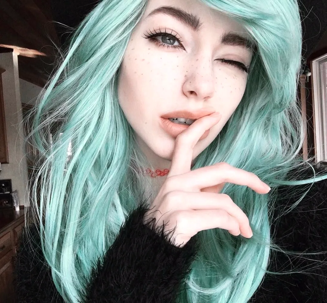 Сара Мари карда зелеными волосами