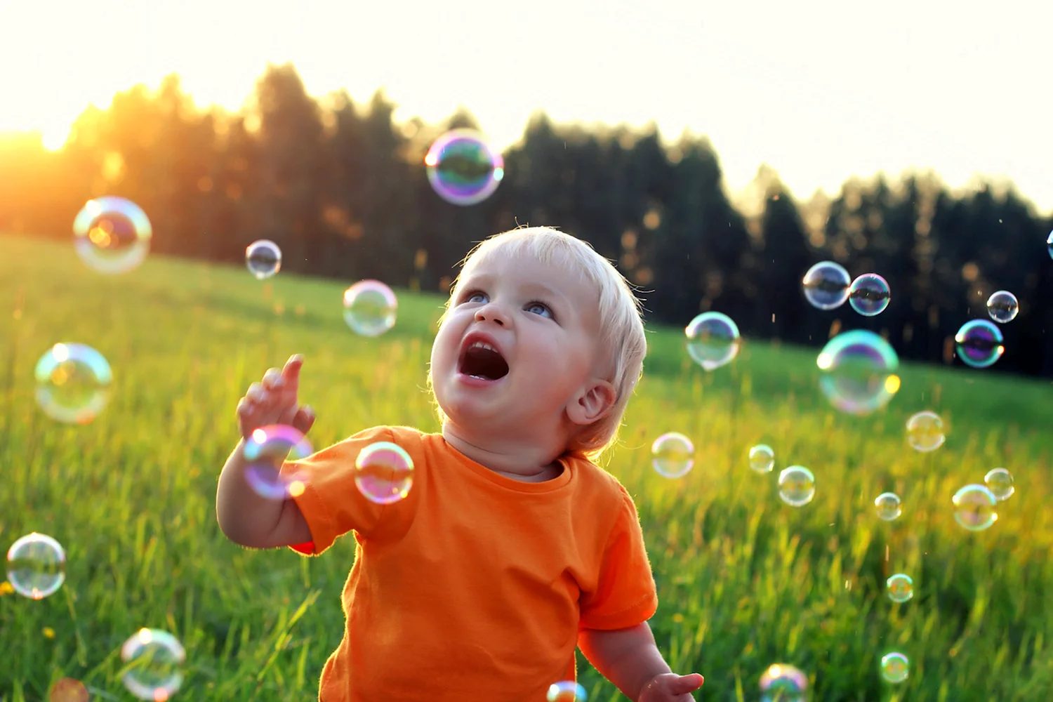 Счастливые дети и мыльные пузыри