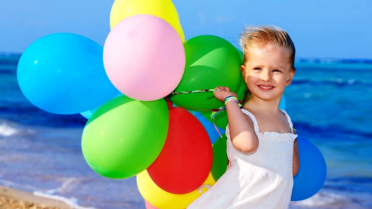 Счастливые дети с воздушными шарами