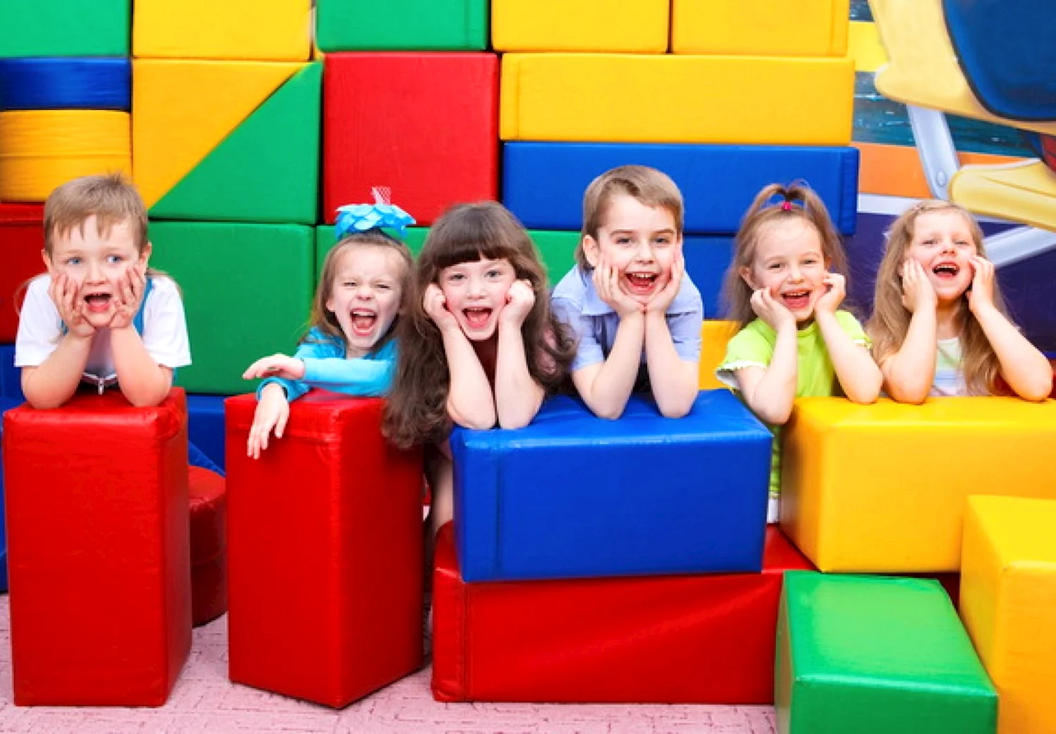 Счастливые дети в детском саду