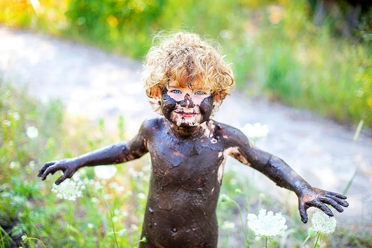 Счастливый ребенок в грязи
