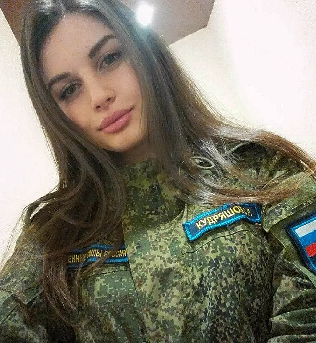 Селфи девушки в военной форме