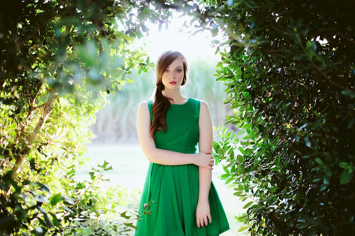 Сельма Эргеч в зеленом платье