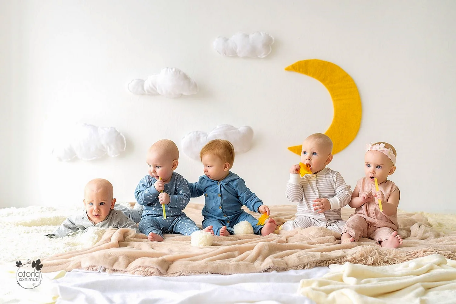 Семейная фотосессия с ребенком 1 год в пижамах