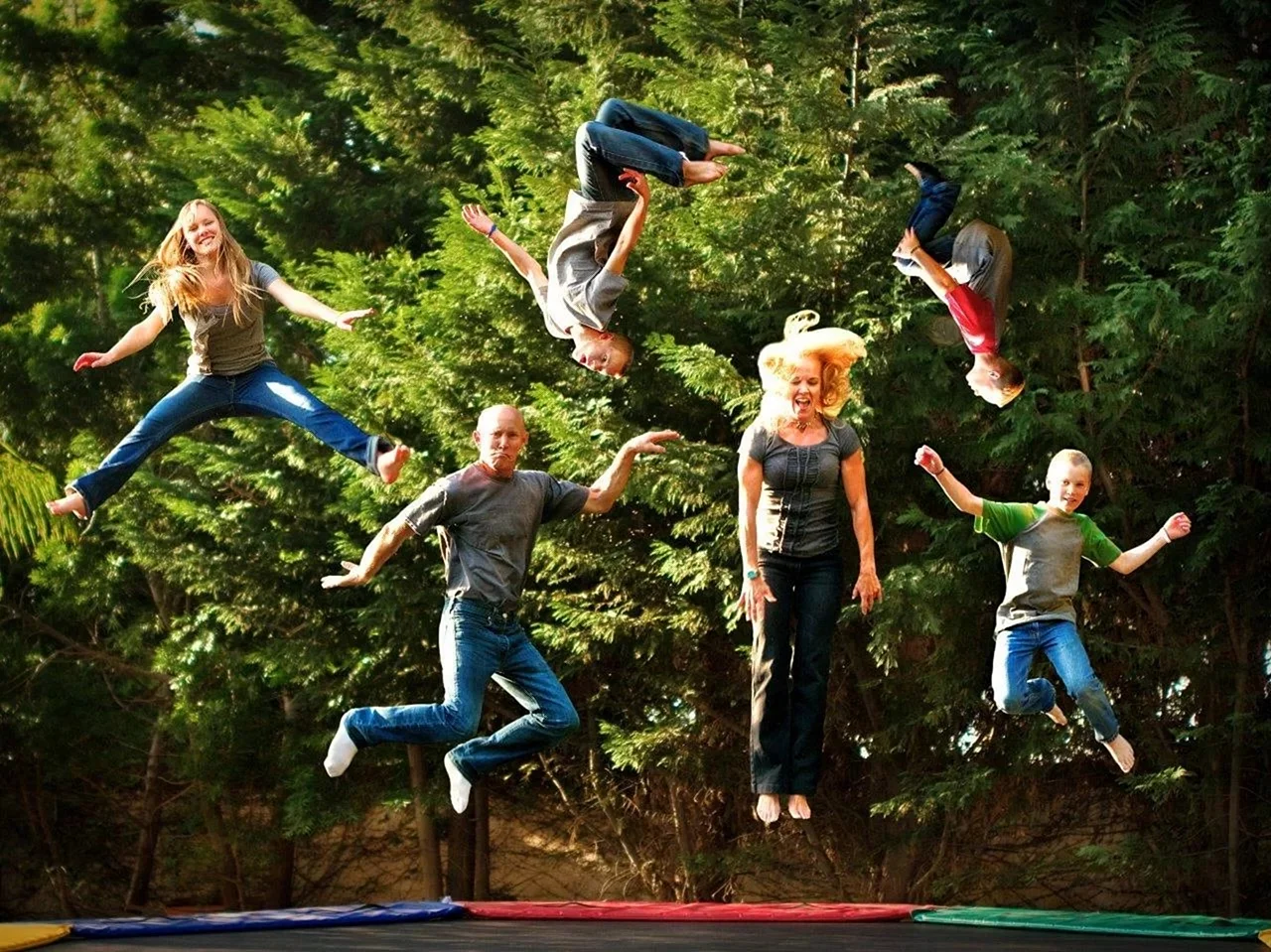 Семья прыгает на батуте