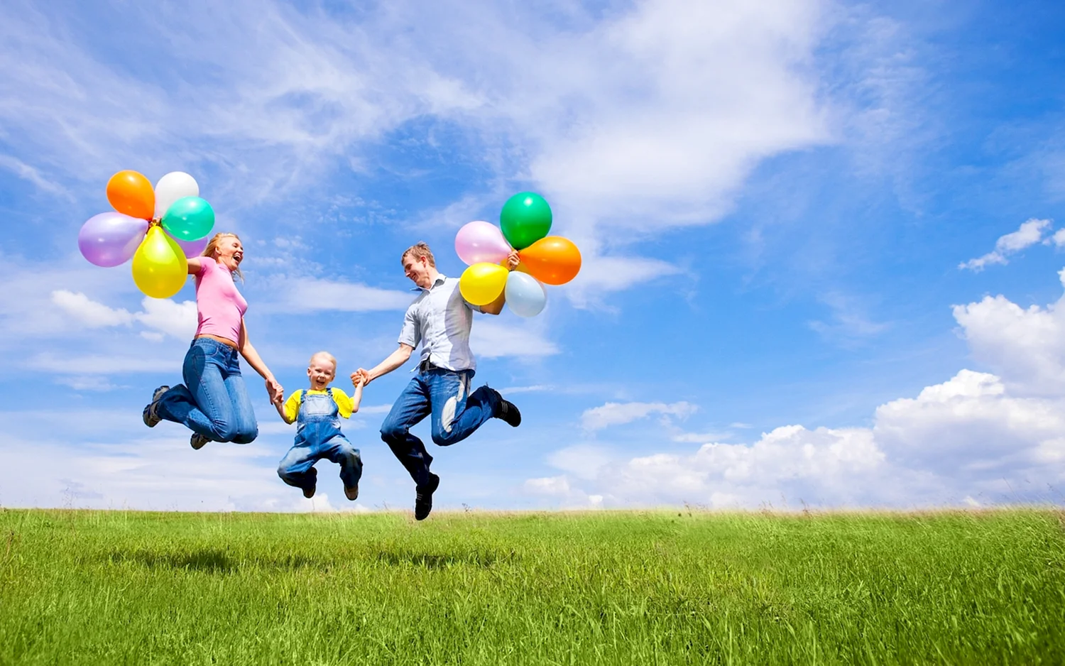 Семья с воздушными шарами
