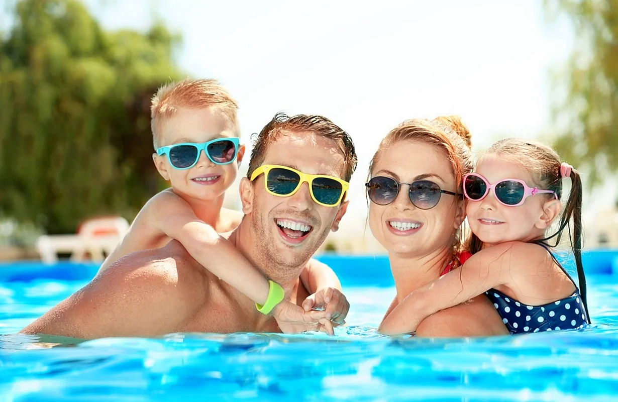 Семья в солнцезащитных очках
