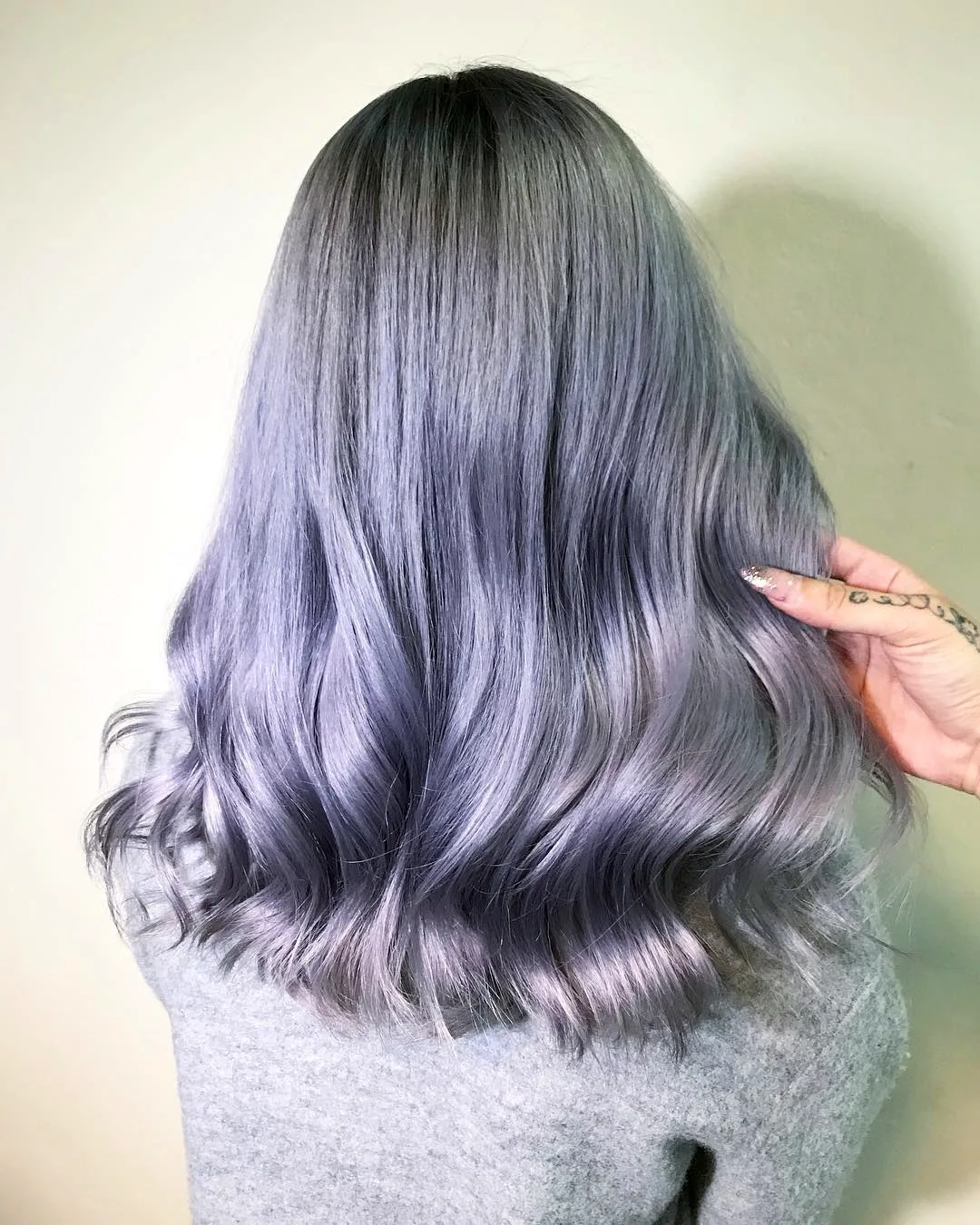 Серебристо лавандовый цвет волос